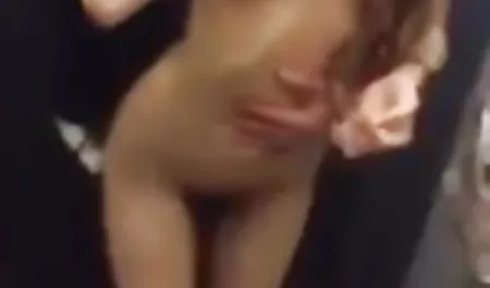 Cheri wyrażenie daje Uralska w midget porno grupie osób czarny i biały