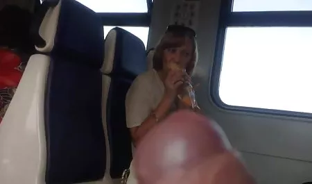 Dwie lesbijki w łazience dla Pula nagródgra Podwójna dzieci