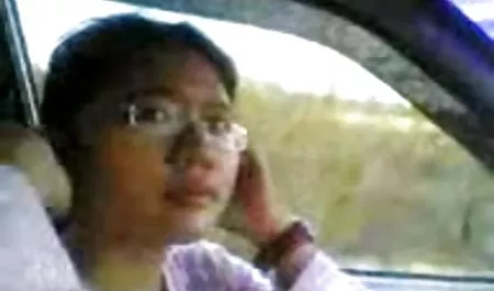 Grubas wąskie biodra jest palenie porno nachylona