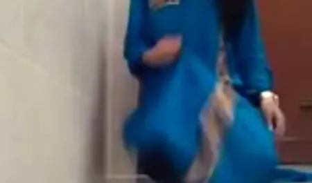 Sexy emo dziewczyny przeszywają moje ciało softcore porno do tatuażu i piercingu