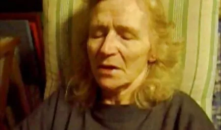 Słoneczny lesbijki nastolatki blondynka małe cycki dziewczyna z dildo mobilne porno