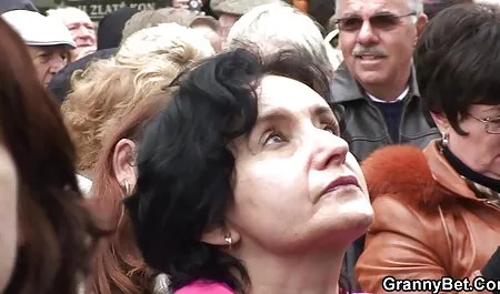 Blondynka zabawy łóżko darmowe porno 4K dla promoci